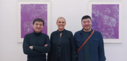 Autorin Heike Johenning mit Veranstalter Rui Feng und Gast in der Galerie Met in Berlin Kreuberg